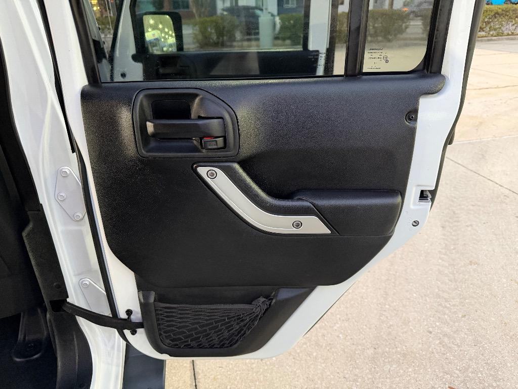 2015 Jeep Wrangler Unlimited Sahara - Photo 16
