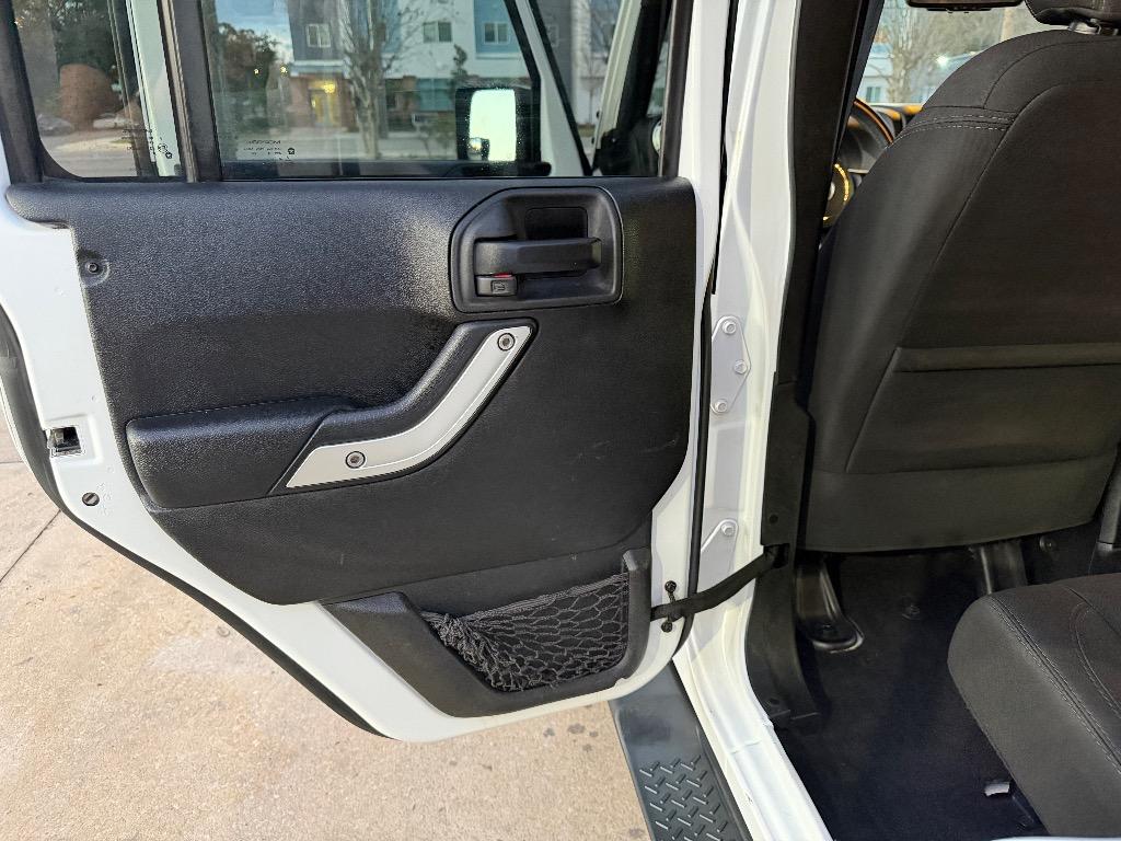 2015 Jeep Wrangler Unlimited Sahara - Photo 17