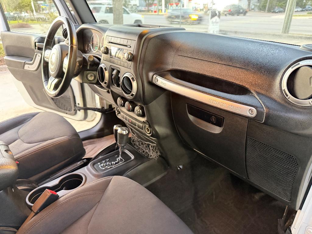 2015 Jeep Wrangler Unlimited Sahara - Photo 14