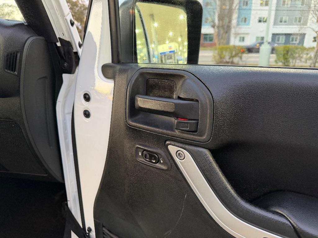 2015 Jeep Wrangler Unlimited Sahara - Photo 15